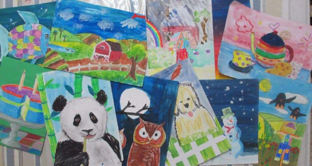 Kids mixing paint colors and creating their own artwork in art class